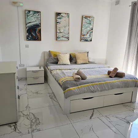 St Pauls Bay Modern Two Bedroom With Pool *
